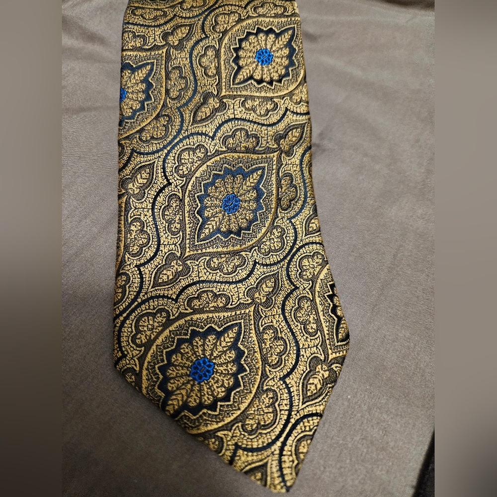 Silk Robert Talbott Made In Usa       Elegant Gold and Blue Paisley Tie